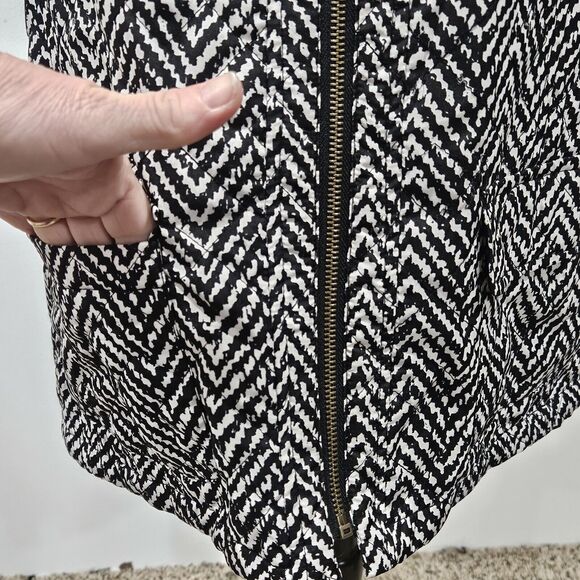 Chicos Chevron Pattern Quilted Vest Ruched Black Collar Zip Front Pockets Size 8 - Picture 6 of 12